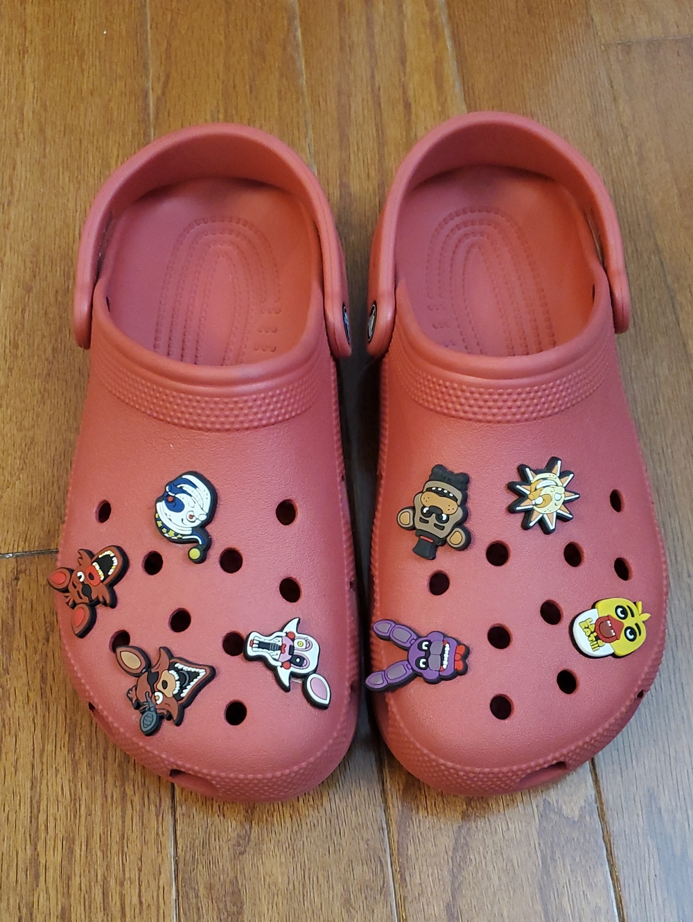 Crocs Mens 7 Womens 9 Red Clogs Five Nights at Freddie’s Charms Jibbitz